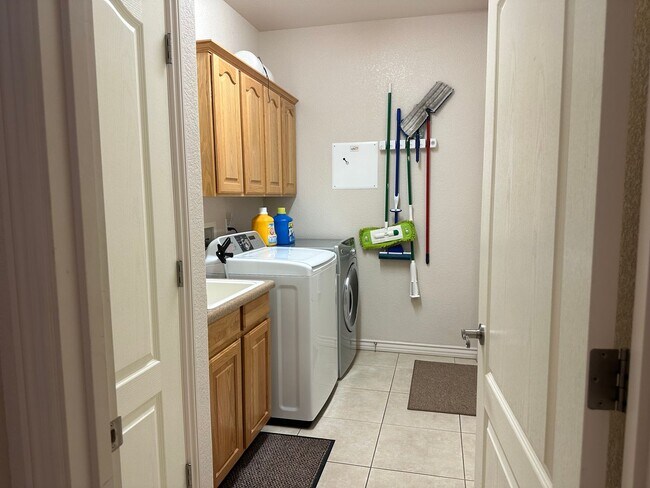 Building Photo - Fully Furnished Short-Term Rental in Fort Mohave-3BD/2BA