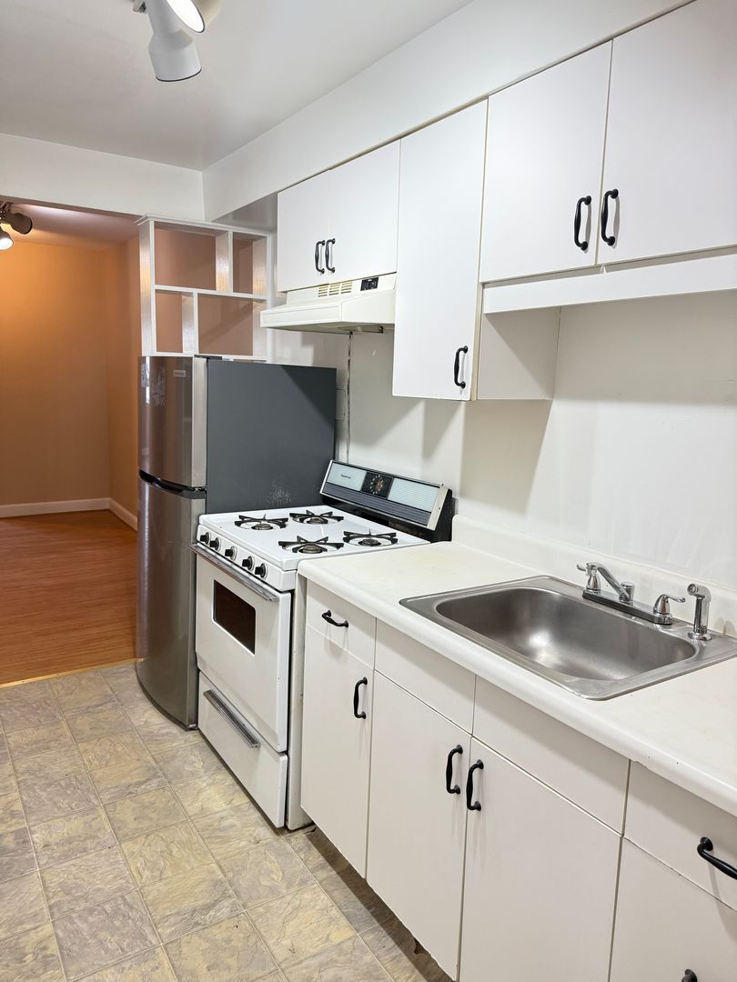 Building Photo - 8805 Plymouth St