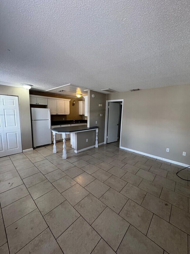 Building Photo - One Bedroom Apartment