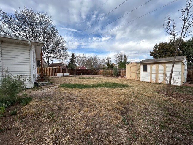 Building Photo - Wonderful Large 5 Bedroom House with Fenced Back Yard and 2-Car Garage