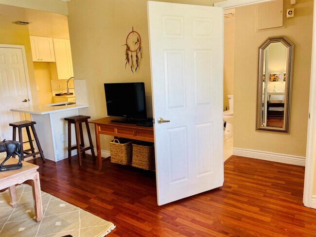 Building Photo - 2060 Greenview Shores Blvd