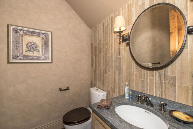 Building Photo - 5 Bed, 4.5 Bath Executive Home w/ Designer...