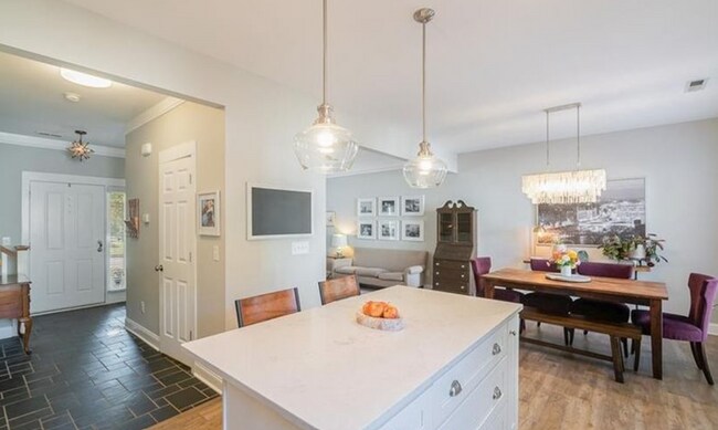 Building Photo - 531 Watson St