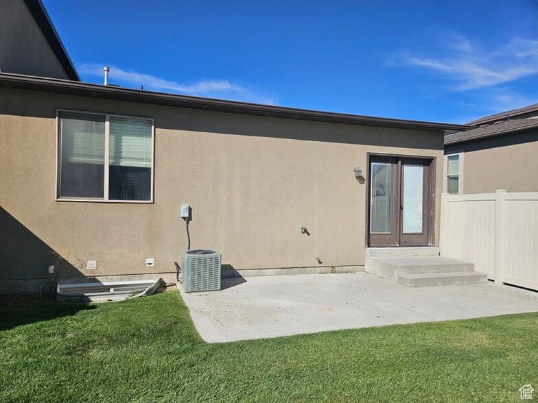Building Photo - 772 S 150 E
