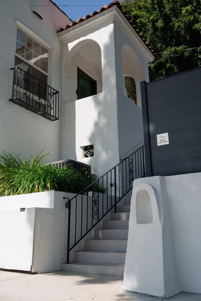 Building Photo - 2209 N Gower St
