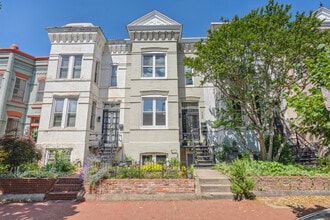 Building Photo - 724 5th ST NE