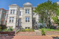 Building Photo - 724 5th ST NE