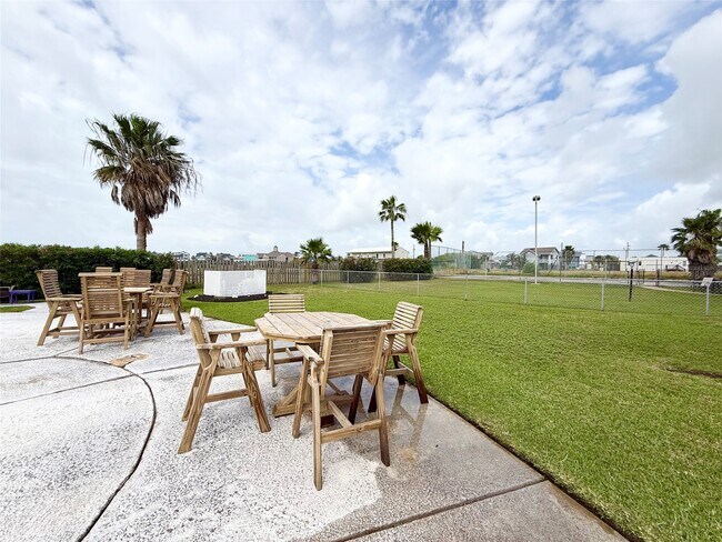 Building Photo - 500 Tiki Dr