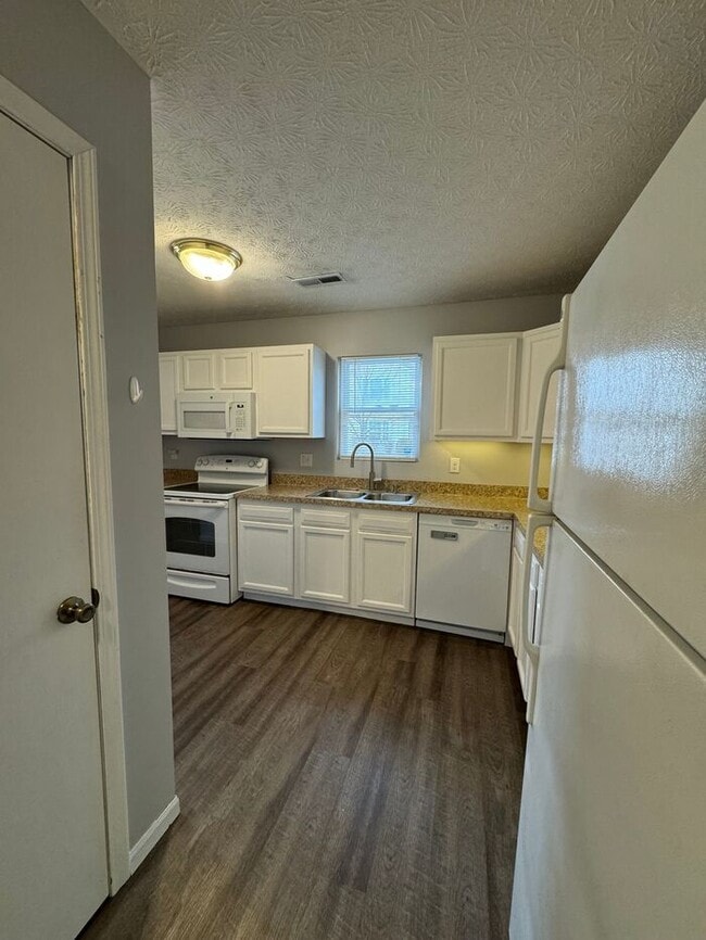 Building Photo - Beautiful 3 Bedrooms Home inside Willows a...