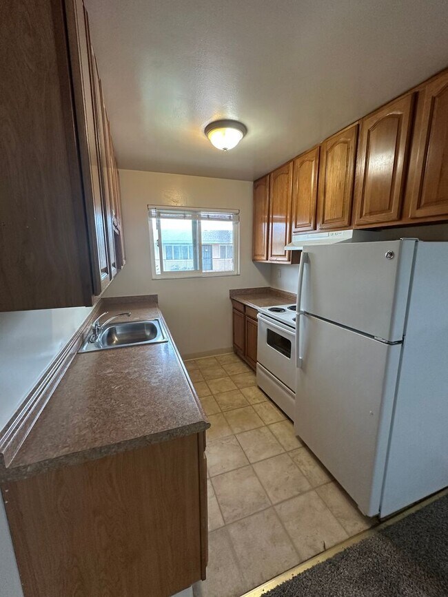 Building Photo - 1 bedroom apartment with off street parking