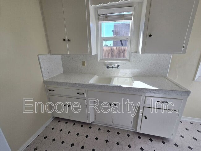 Building Photo - 588 1/2 McIntosh St