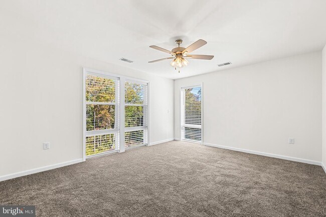 Building Photo - 900 Gilbert Rd