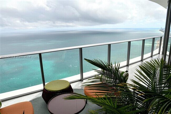 Building Photo - 15701 Collins Ave