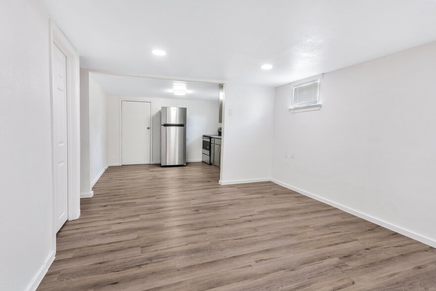 Building Photo - 206 S Elm St