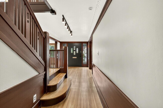 Building Photo - 846 Mandana Blvd