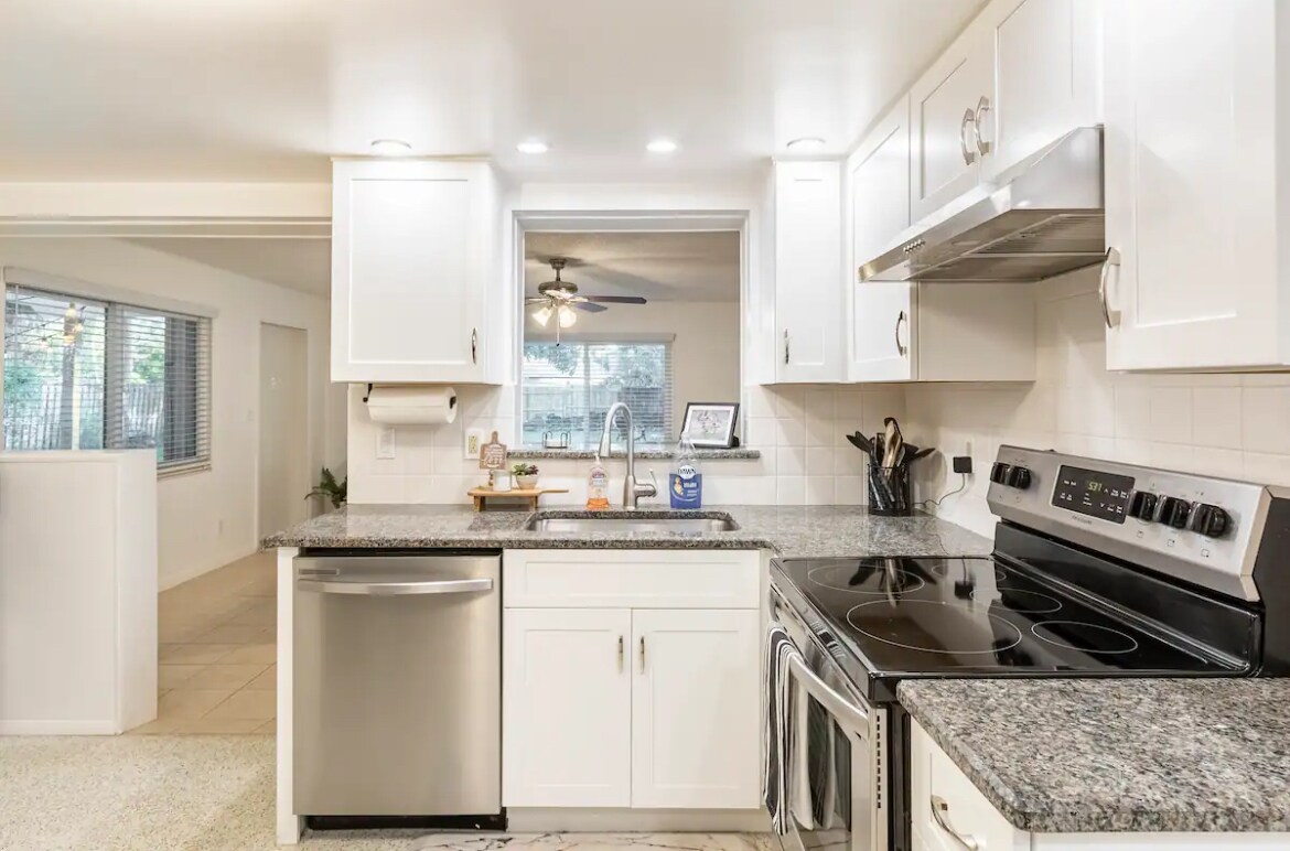 Building Photo - 1447 Caribbean Dr