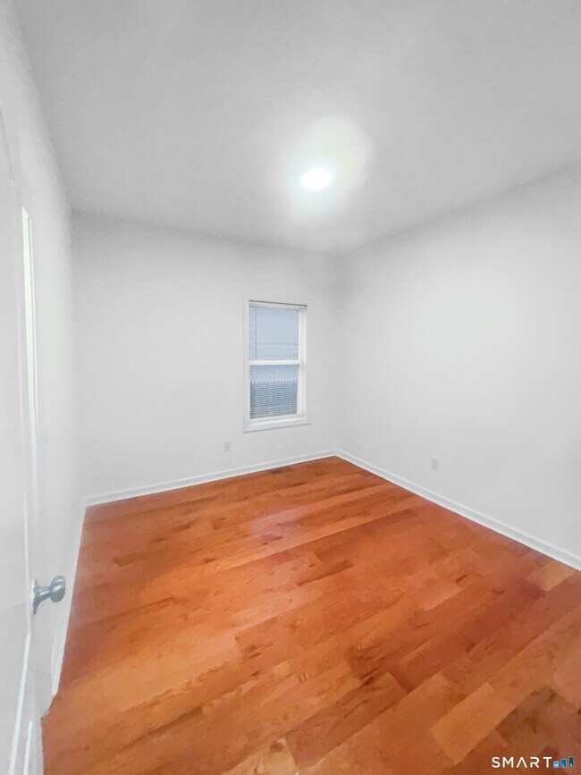 Building Photo - 1042 Iranistan Ave