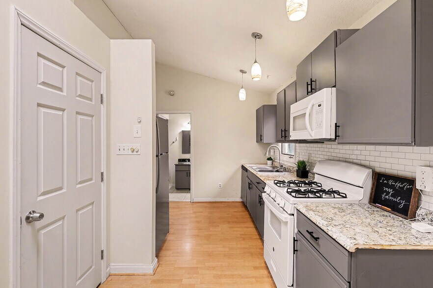 Building Photo - Room in Duplex on Spring St