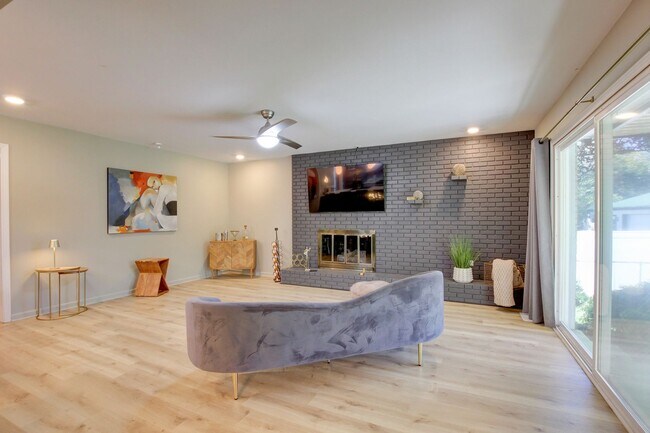 Building Photo - 2144 Pace Dr