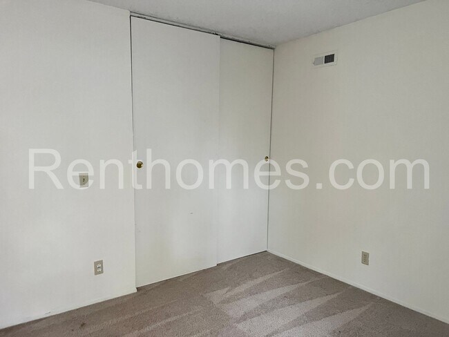 Building Photo - 13845 Davenport Ave