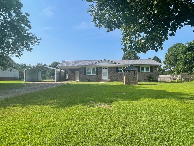 Building Photo - Welcome to this charming 3-bedroom, 2-bath...