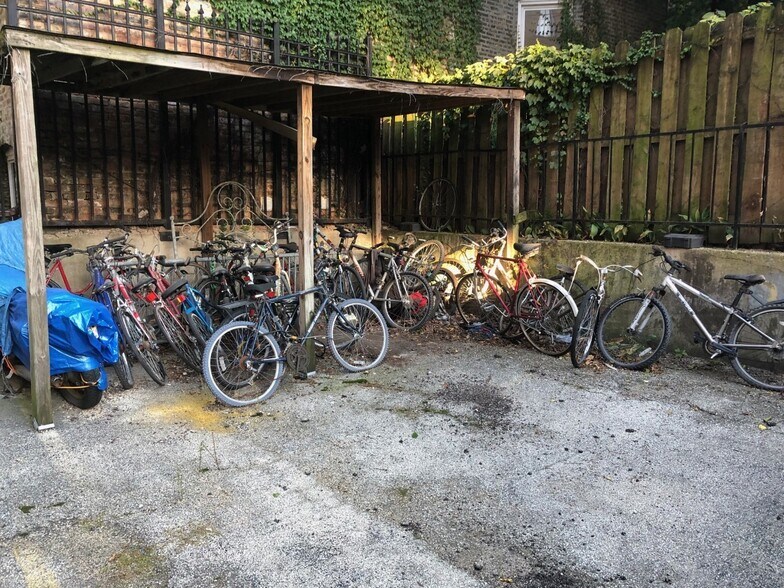 Building Photo - 3815 N Pine Grove Ave