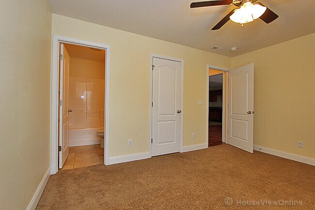 Building Photo - Founders Court 135/137