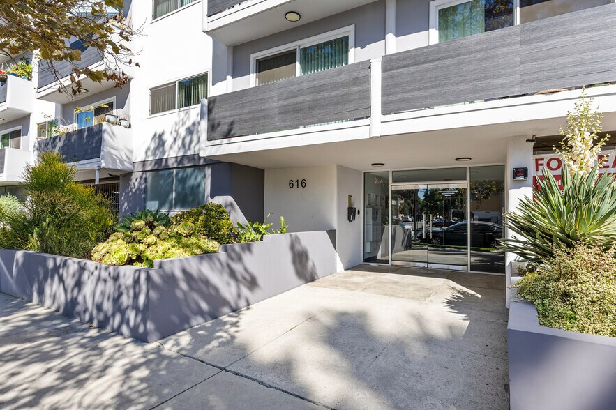 Building Photo - 616 N Sweetzer Ave