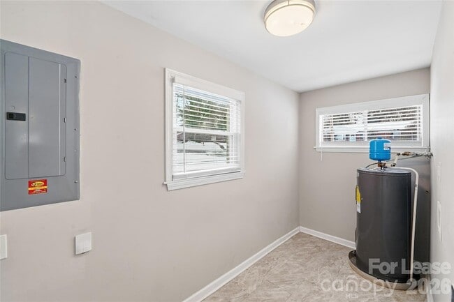 Building Photo - 2521 Dora Dr