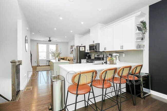 Building Photo - 256 Parkwood Ave