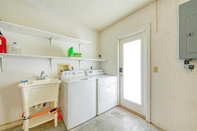 Building Photo - 1307 Primrose Rd