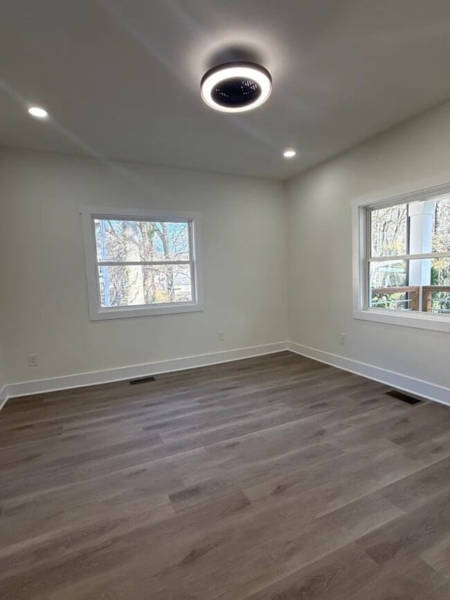 Building Photo - Modern 3BR/2.5BA Home with Spacious Layout