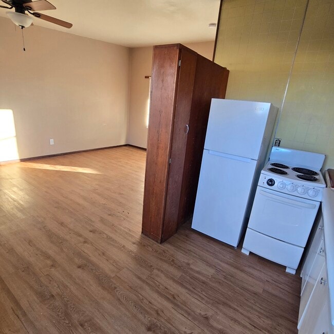 Building Photo - 903 W Alameda St