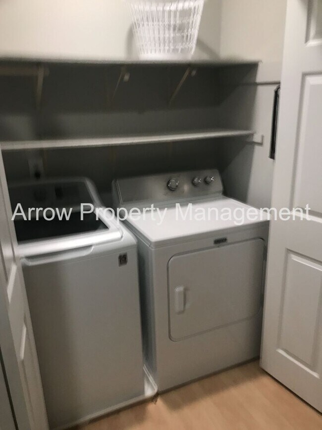 Building Photo - Great 2 Bedroom Townhome on Quiet Dead-End Street!