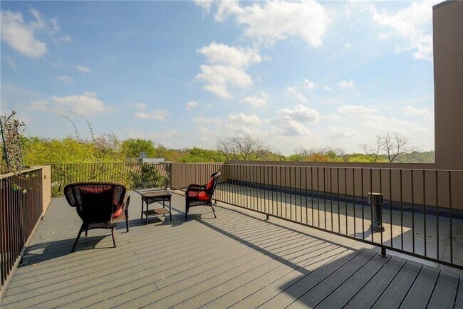 Building Photo - 206 E Live Oak St