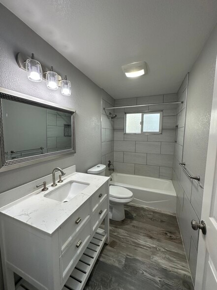 Full Bathroom - 195 Murlagan Ave