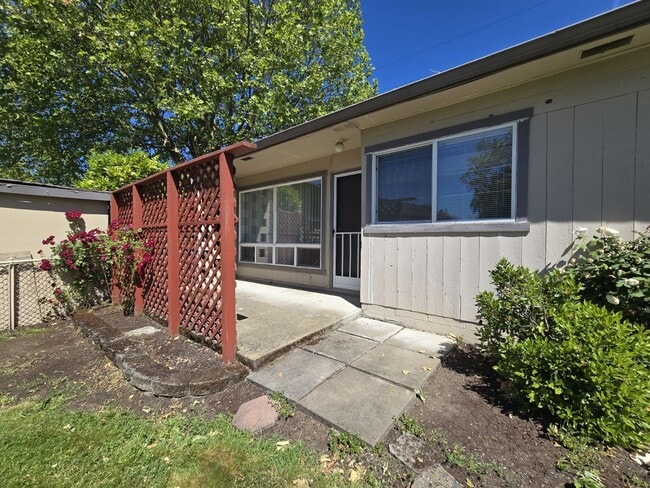 Building Photo - 751 NE Alameda Ave