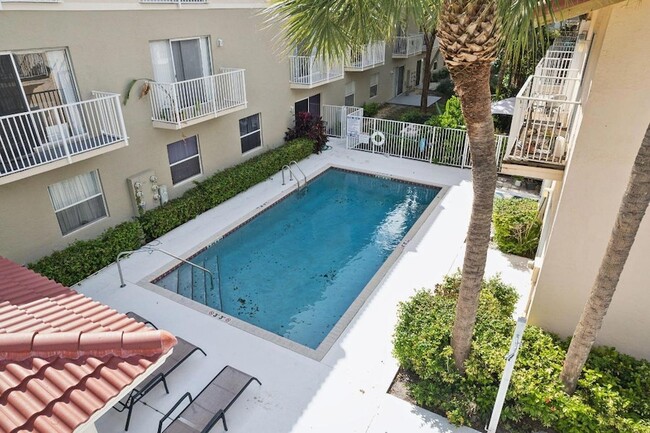 Building Photo - 2469 NE 14th St