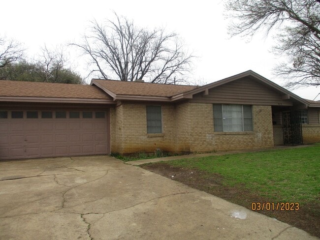 Building Photo - 212 Hallbrook Dr