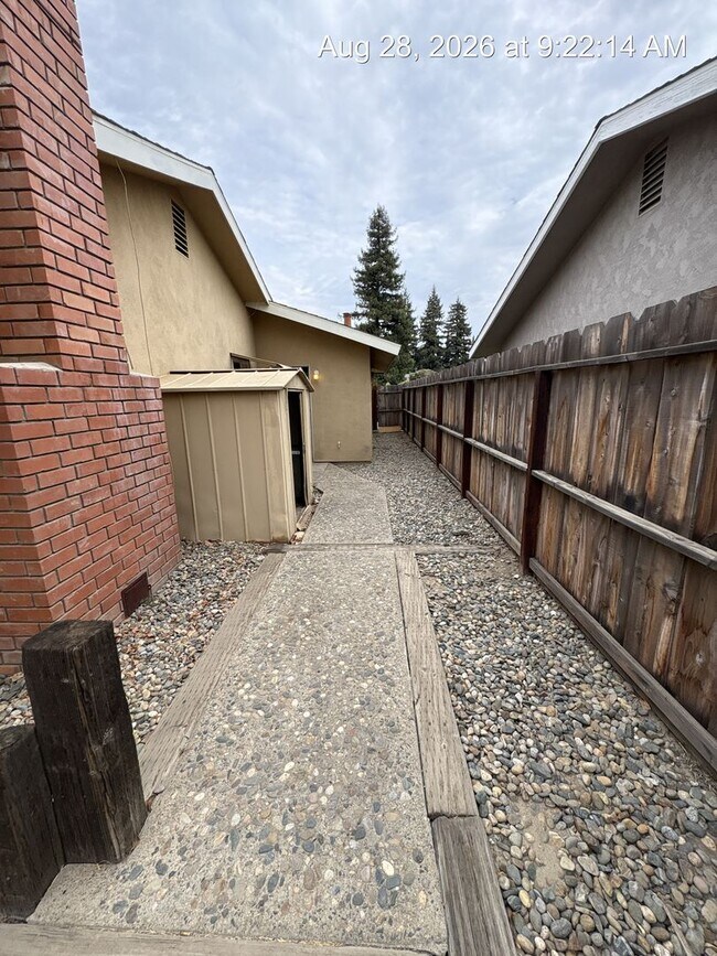 Building Photo - 1009 W Laura Ave