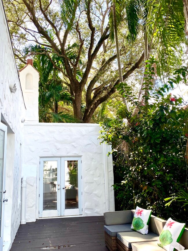 Building Photo - 1139 Venetia Ave