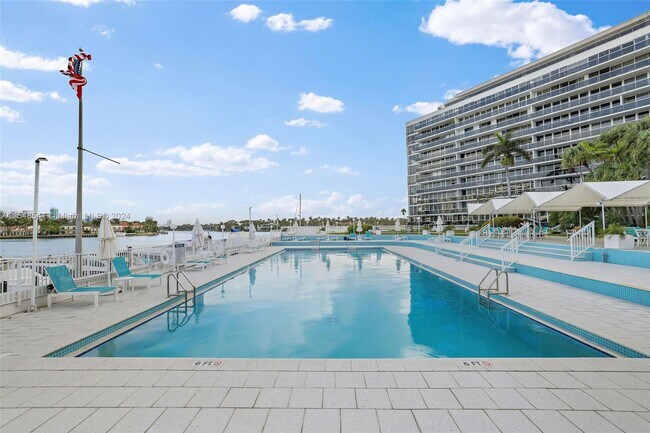 Building Photo - 900 Bay Dr