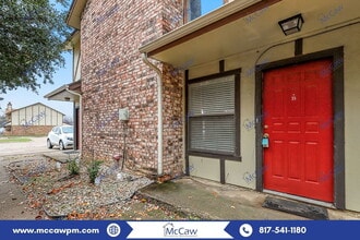 Building Photo - 800 Bluebonnet Dr
