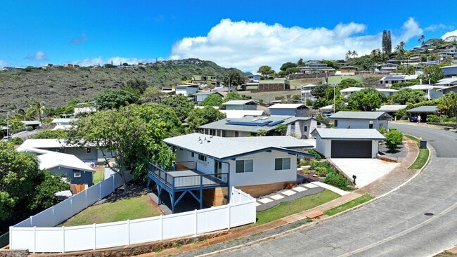 Building Photo - Waialae Nui Ridge - Renovated 4 bedroom, 3...