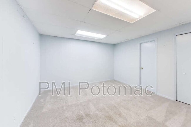 Building Photo - 1718 Crestview Dr