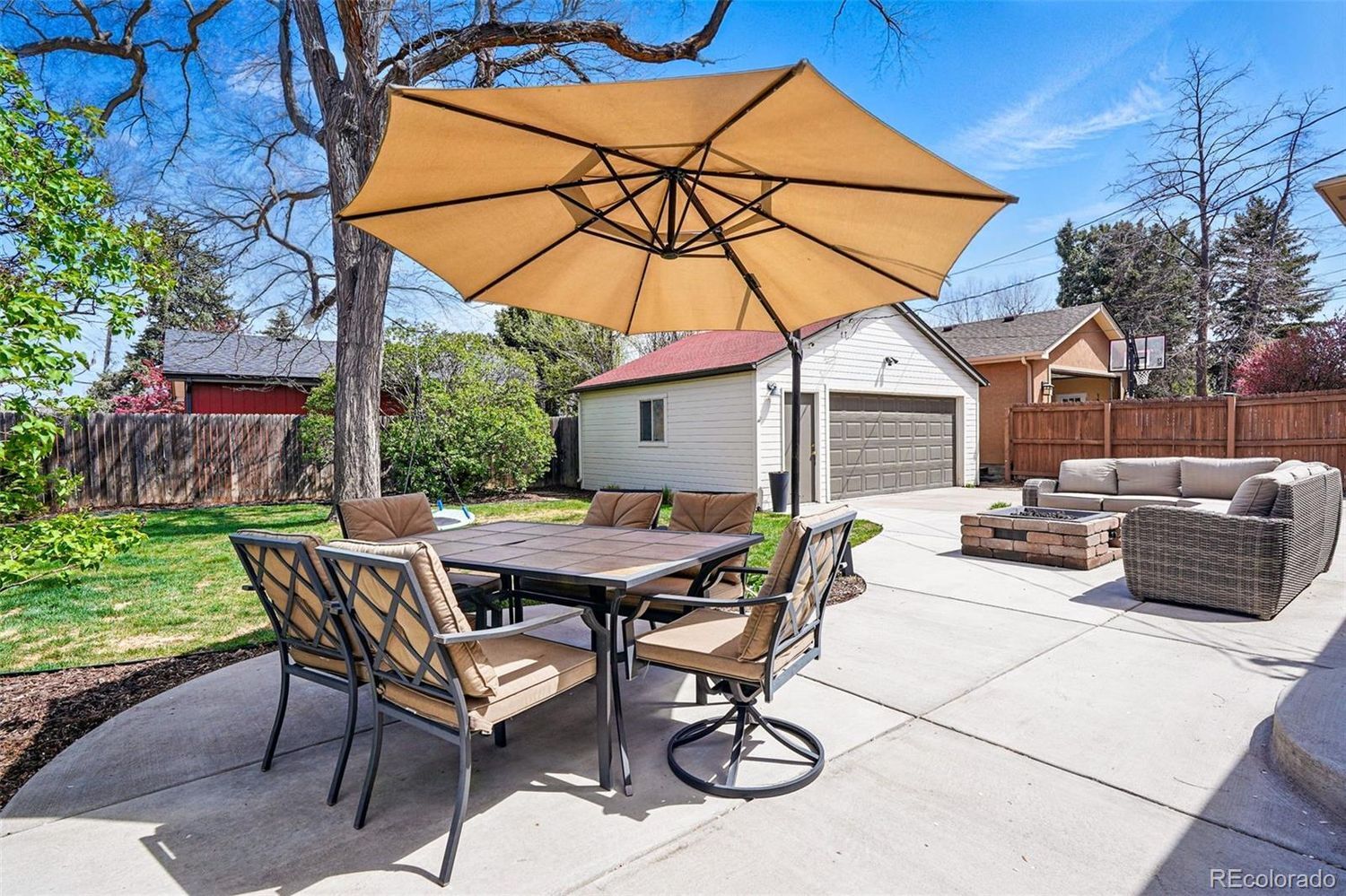 Expansive backyard - 796 Ivanhoe St