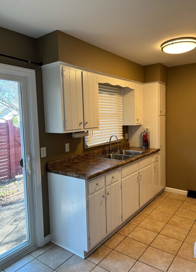 Building Photo - 1320 S Curry Pike