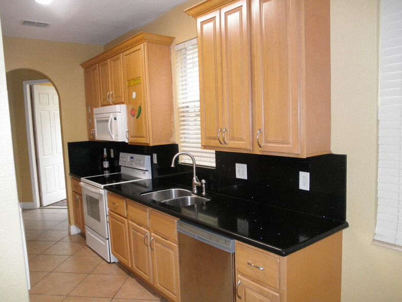 Building Photo - 888 Pipers Cay Dr