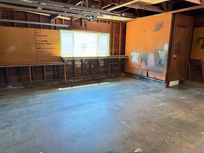 Building Photo - 3 bedroom, 1.5 bath house in Eugene!