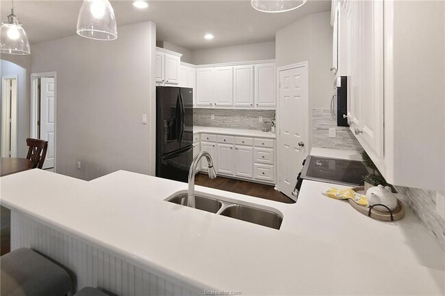 Building Photo - 200 Karten Ln